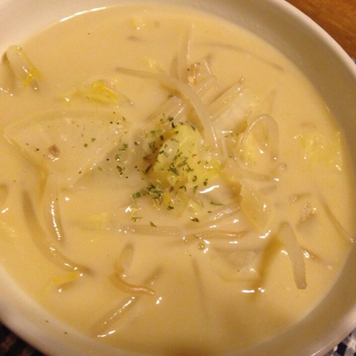 もやしと白菜と大根の味噌豆乳スープ。